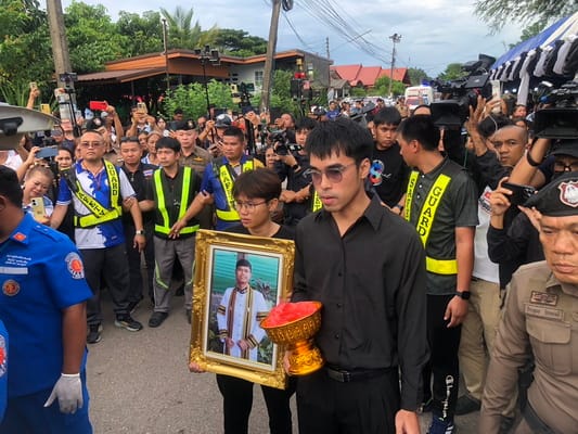 (Video) Tears Flow! Thousands of Relatives and Fans Receive the Body of "Hlun Solo" — Grandmother Quietly Shuts Herself Away, Cannot Bear to Look at Her Grandson, Devastated He Left So Soon