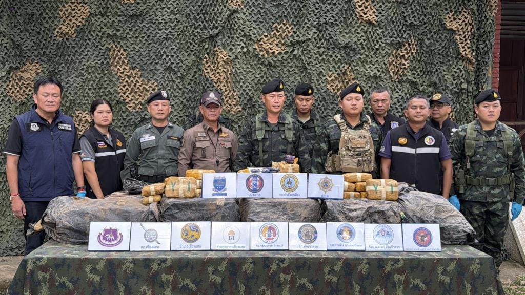(Clip) Gunfire Erupts in Rubber Plantation! Cavalry Soldiers Clash with Drug-Smuggling Gang Crossing River into Chiang Saen Border Area in the Dead of Night — Another Nearly 2 Million Pills Seized