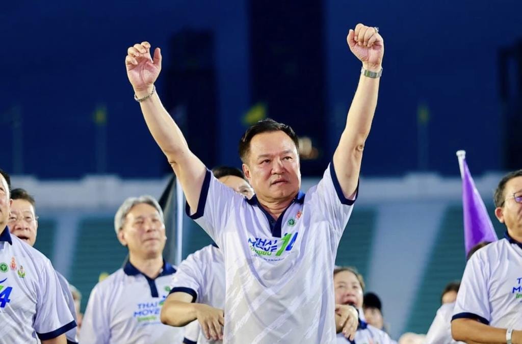 Anutin leads aerobics session to close the "74 Days, 74 Million Calories" project