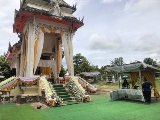 Temple sets up over 2,000 chairs to receive guests sending off "Hlun Solo" to heaven tomorrow; wave of mourning boosts economy in Somdet district — wreath makers can't keep up