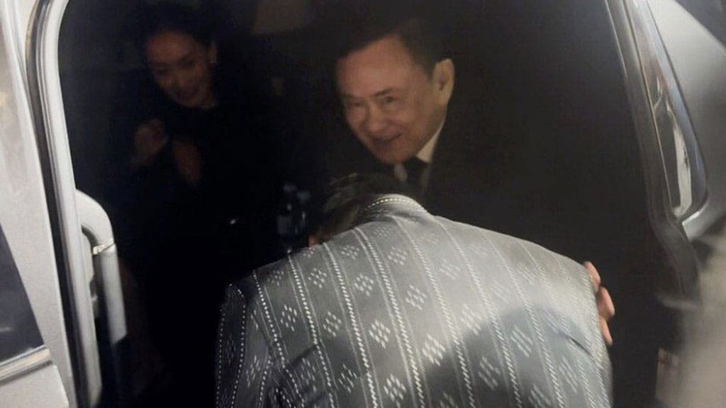 Anutin pays respects at Thaksin's lap and sees him to his car after "Kriang" funeral chanting ceremony — joins dinner table