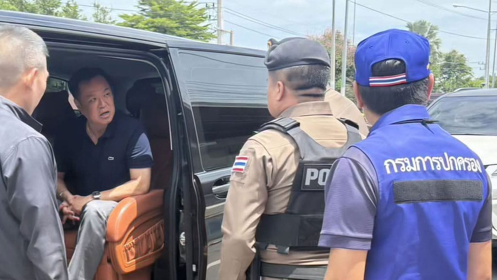 "Anutin" Has His Car Searched by Police While Making Unannounced Stop to Inspect Checkpoint in Buriram — Officers Say Nothing Found in PM's Car, but Regular Checkpoints Turning Up "Only Drugs"