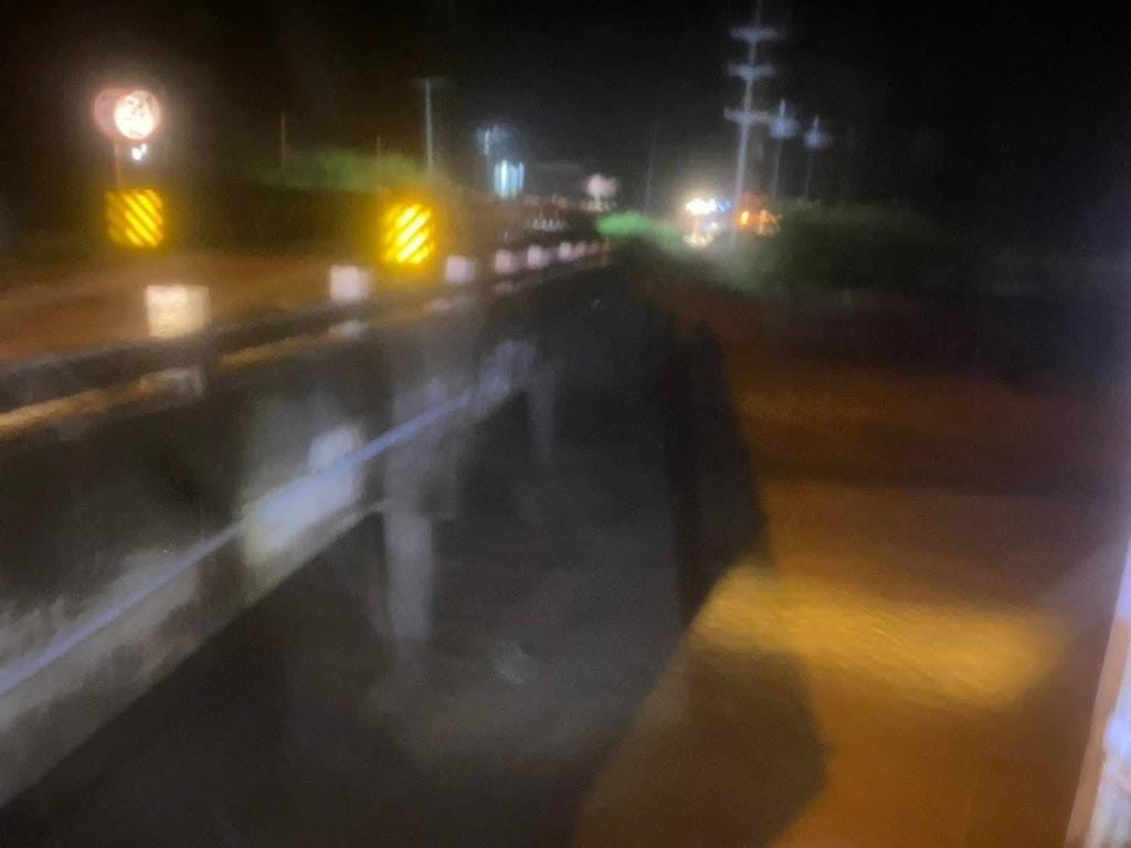 (Clip) Highway 108 in chaos! Heavy rain triggers flash floods, eroding Bailey bridge abutments — bridge piers disappear — route between Mae Hong Son, Mae Sariang, and Hot must be closed