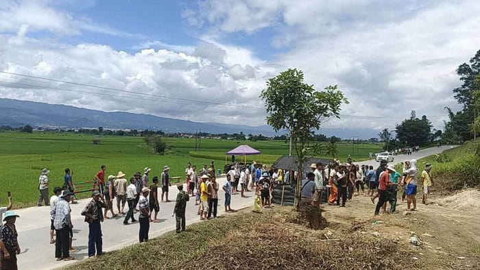 Villagers Reach Their Limit! They Mob and Capture Kachin Soldiers, Burn Toll Checkpoint on Muse–Namkham Road in Northern Shan State