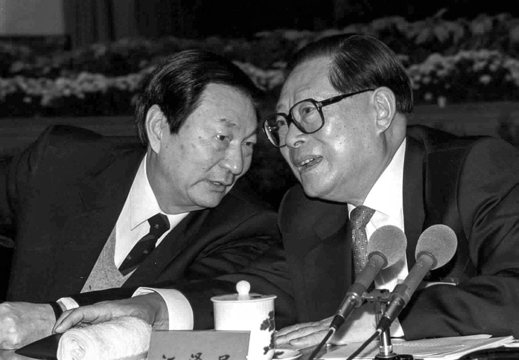 Hidden tension surfaces beneath the silence! As China holds memorial ceremonies for Jiang Zemin and Zhu Rongji, two towering figures of the reform era