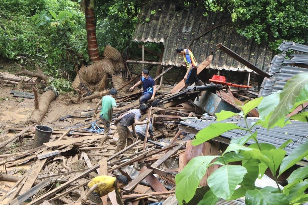 (Clip) A Desperate Rescue! Flash Floods and Mudslide Bury a House in Sop Moei — 5 Residents Injured