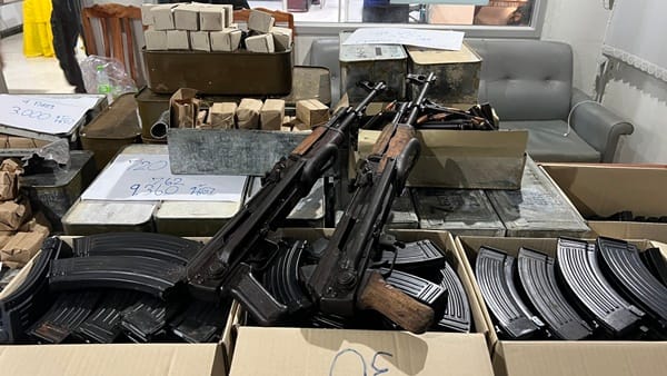 Thrilling Chase! Marine Police and Navy Pursue Speedboat Smuggling War Weapons from Neighboring Country — 2 AK-47s and Over 21,000 Rounds of Ammunition Seized