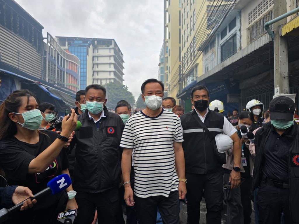 "Anutin" inspects Khlong Thom Center after fire, warns public to beware of chemical smoke and to watch over remaining goods, urges people not to add to the suffering of those already in distress