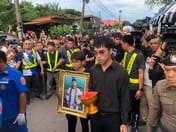 (Video) Tears Flow! Thousands of Relatives and Fans Receive the Body of "Hlun Solo" — Grandmother Quietly Shuts Herself Away, Cannot Bear to Look at Her Grandson, Devastated He Left So Soon