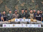 (Clip) Gunfire Erupts in Rubber Plantation! Cavalry Soldiers Clash with Drug-Smuggling Gang Crossing River into Chiang Saen Border Area in the Dead of Night — Another Nearly 2 Million Pills Seized