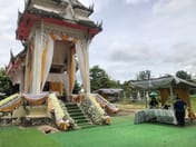 Temple sets up over 2,000 chairs to receive guests sending off "Hlun Solo" to heaven tomorrow; wave of mourning boosts economy in Somdet district — wreath makers can't keep up