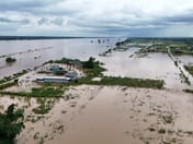 (Clip) Mekong overflows banks in Ban Phaeng! More than 30 homes flooded — over 1,000 rai of farmland submerged, ranger soldiers mobilize to help villagers