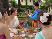"Wat Jet Yot" Is a Huge Hit — Chinese "Big Sisters" Go Viral Wearing Thai Traditional Dress, Stringing Garlands to Offer to the Buddha, at Chiang Mai's Would-Be World Heritage Site