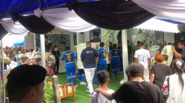 (Video) Tears Flow! Thousands of Relatives and Fans Receive the Body of "Hlun Solo" — Grandmother Quietly Shuts Herself Away, Cannot Bear to Look at Her Grandson, Devastated He Left So Soon