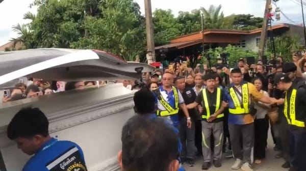 (Video) Tears Flow! Thousands of Relatives and Fans Receive the Body of "Hlun Solo" — Grandmother Quietly Shuts Herself Away, Cannot Bear to Look at Her Grandson, Devastated He Left So Soon
