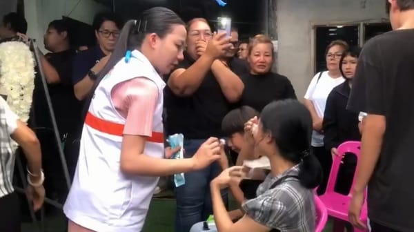 (Video) Tears Flow! Thousands of Relatives and Fans Receive the Body of "Hlun Solo" — Grandmother Quietly Shuts Herself Away, Cannot Bear to Look at Her Grandson, Devastated He Left So Soon