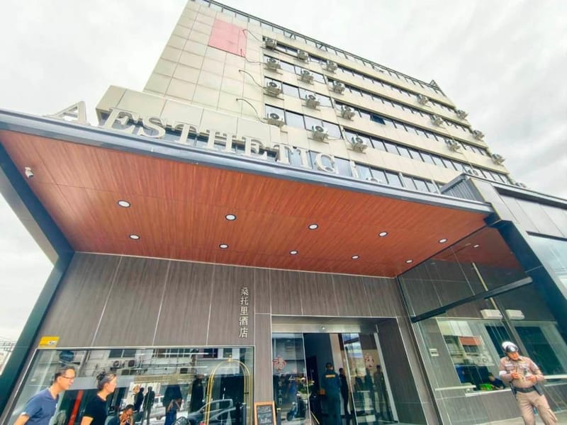 Deputy Interior Minister Raids Huai Khwang, Busting Nominee and Illegal Labour Networks — 3 Hotels Found Operating Without Licences, Probe into "Bribe" Payments Ordered