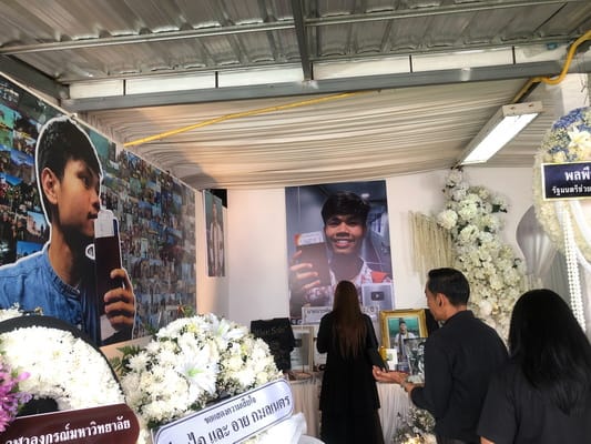 Temple sets up over 2,000 chairs to receive guests sending off "Hlun Solo" to heaven tomorrow; wave of mourning boosts economy in Somdet district — wreath makers can't keep up