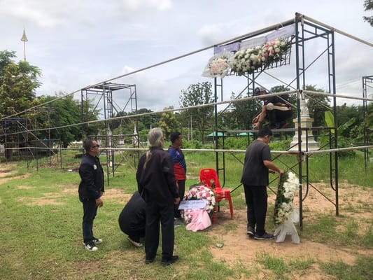 Temple sets up over 2,000 chairs to receive guests sending off "Hlun Solo" to heaven tomorrow; wave of mourning boosts economy in Somdet district — wreath makers can't keep up