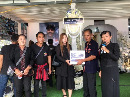 Temple sets up over 2,000 chairs to receive guests sending off "Hlun Solo" to heaven tomorrow; wave of mourning boosts economy in Somdet district — wreath makers can't keep up