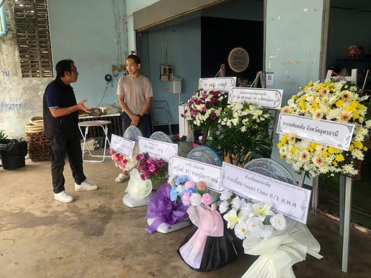 Temple sets up over 2,000 chairs to receive guests sending off "Hlun Solo" to heaven tomorrow; wave of mourning boosts economy in Somdet district — wreath makers can't keep up
