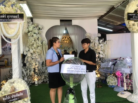 Temple sets up over 2,000 chairs to receive guests sending off "Hlun Solo" to heaven tomorrow; wave of mourning boosts economy in Somdet district — wreath makers can't keep up
