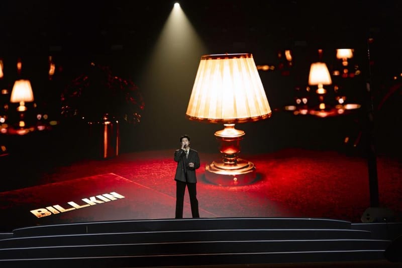 Billkin and PP step onto the "Weibo Gala 2026" stage to collect awards, captivating the entire hall with their vocal power