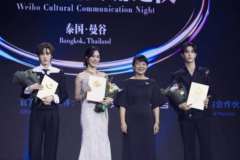 Billkin and PP step onto the "Weibo Gala 2026" stage to collect awards, captivating the entire hall with their vocal power