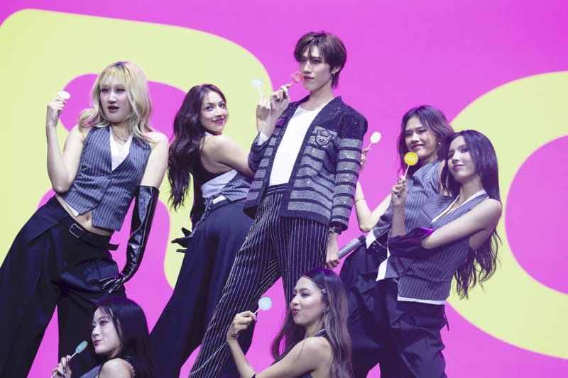 Billkin and PP step onto the "Weibo Gala 2026" stage to collect awards, captivating the entire hall with their vocal power
