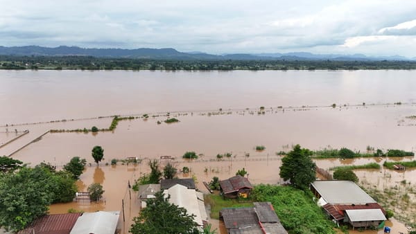 (Clip) Mekong overflows banks in Ban Phaeng! More than 30 homes flooded — over 1,000 rai of farmland submerged, ranger soldiers mobilize to help villagers