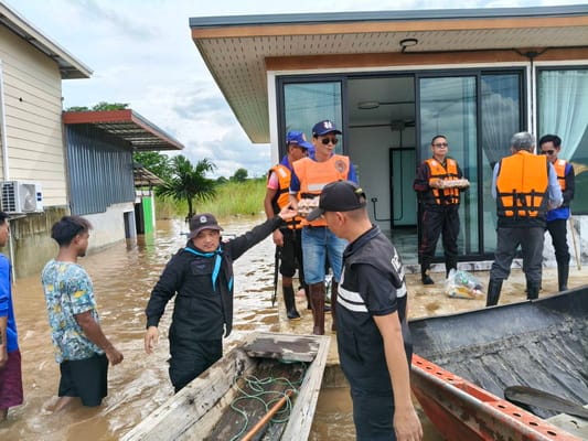 (Clip) Mekong overflows banks in Ban Phaeng! More than 30 homes flooded — over 1,000 rai of farmland submerged, ranger soldiers mobilize to help villagers