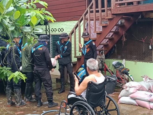 (Clip) Mekong overflows banks in Ban Phaeng! More than 30 homes flooded — over 1,000 rai of farmland submerged, ranger soldiers mobilize to help villagers
