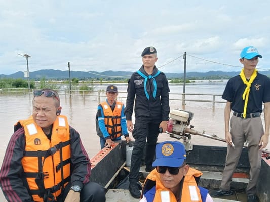 (Clip) Mekong overflows banks in Ban Phaeng! More than 30 homes flooded — over 1,000 rai of farmland submerged, ranger soldiers mobilize to help villagers