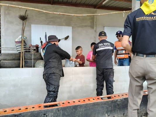 (Clip) Mekong overflows banks in Ban Phaeng! More than 30 homes flooded — over 1,000 rai of farmland submerged, ranger soldiers mobilize to help villagers