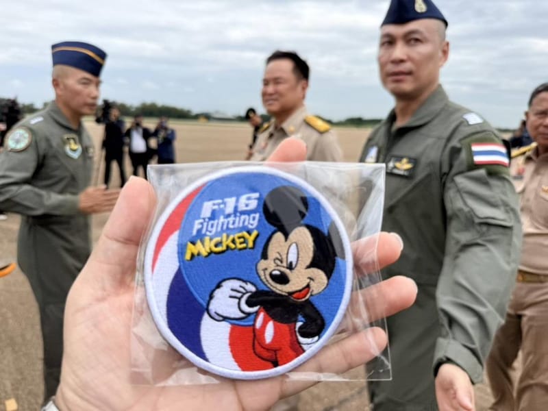 'Anutin' flies personal jet with F-16 escort to Wing 1, delivers 5-point policy to sharpen the Air Force's teeth, receives F-16 patch with call sign 'Mickey'