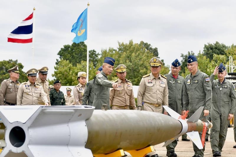 'Anutin' flies personal jet with F-16 escort to Wing 1, delivers 5-point policy to sharpen the Air Force's teeth, receives F-16 patch with call sign 'Mickey'