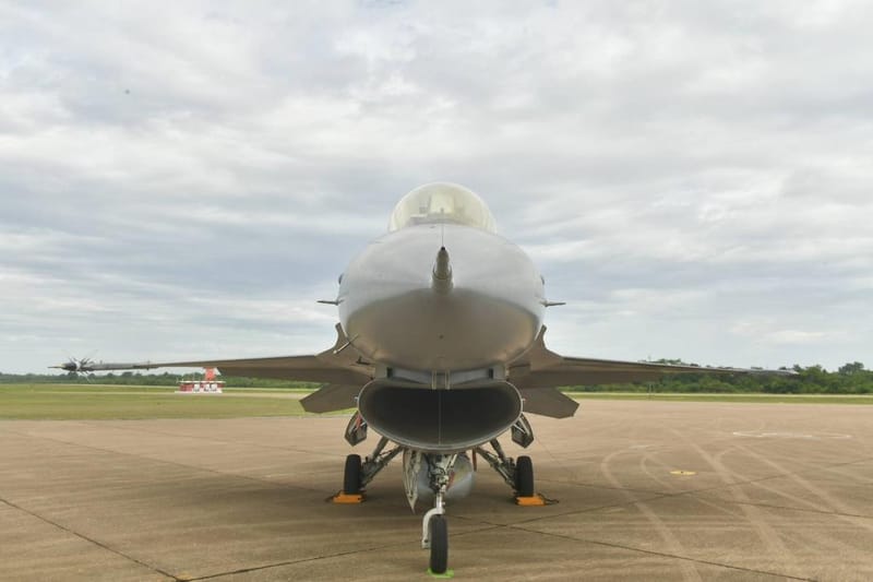 'Anutin' flies personal jet with F-16 escort to Wing 1, delivers 5-point policy to sharpen the Air Force's teeth, receives F-16 patch with call sign 'Mickey'