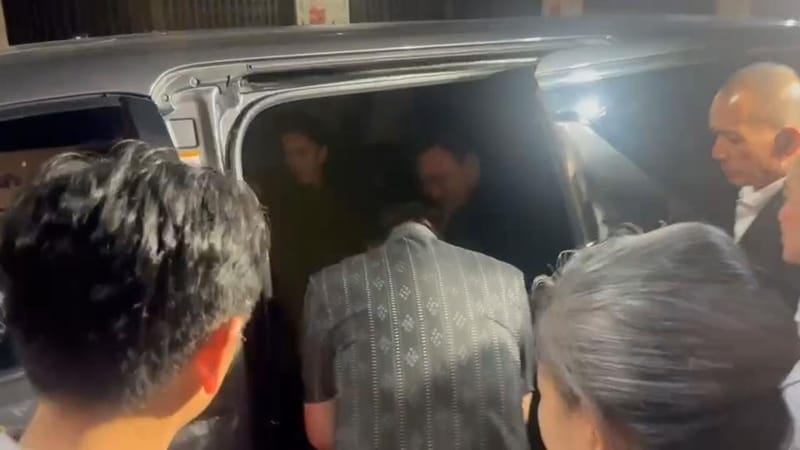 Anutin pays respects at Thaksin's lap and sees him to his car after "Kriang" funeral chanting ceremony — joins dinner table