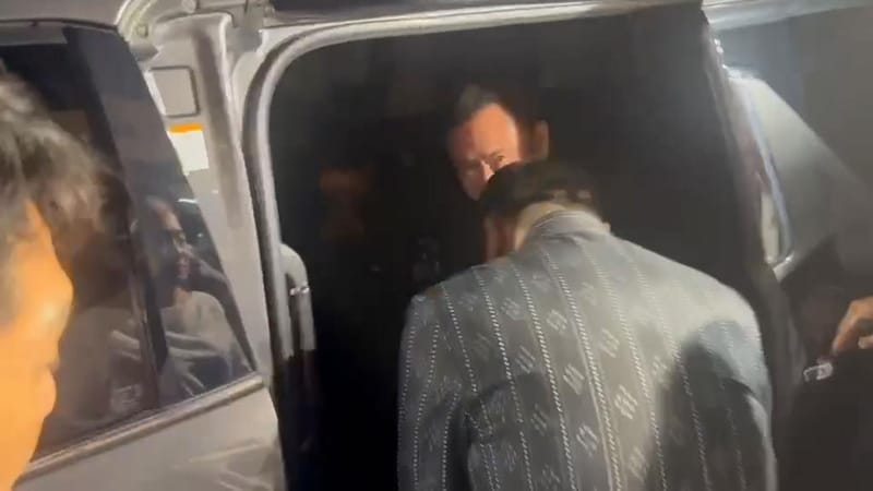 Anutin pays respects at Thaksin's lap and sees him to his car after "Kriang" funeral chanting ceremony — joins dinner table