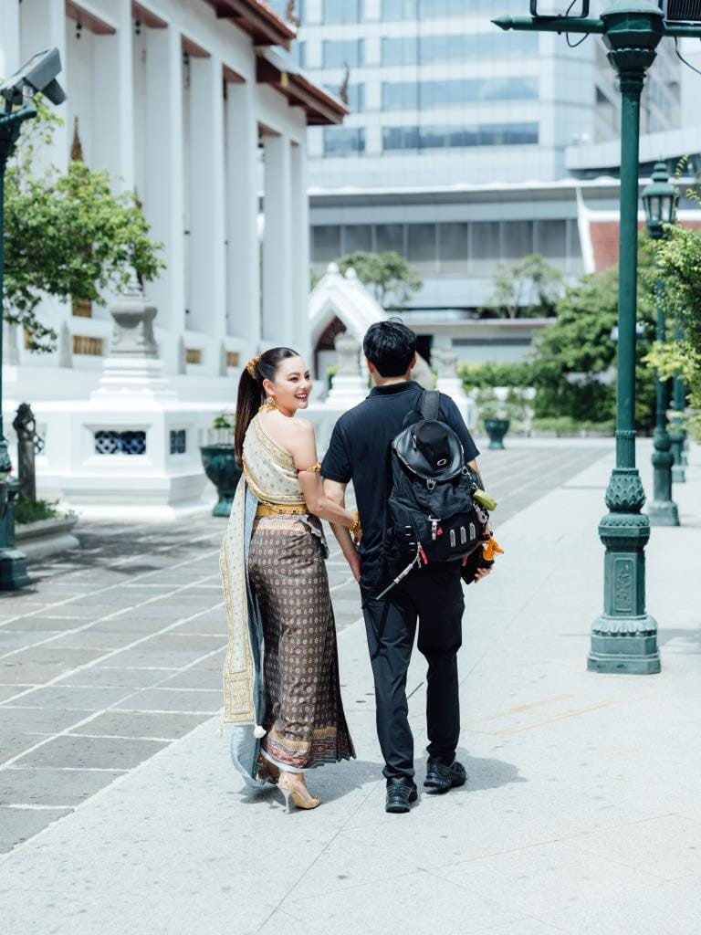 Crystal clear, no zoom needed! "Dew Arisara" shows off sweet romance with "Woody Lamsam," revealing his face in full for the first time