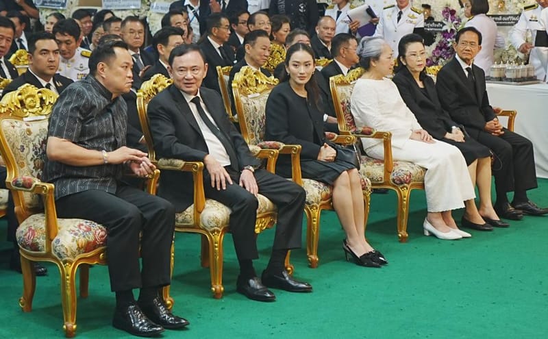 A dinner table for four prime ministers… Anutin prostrates at Thaksin's lap, reflecting a political door that has never been fully closed!
