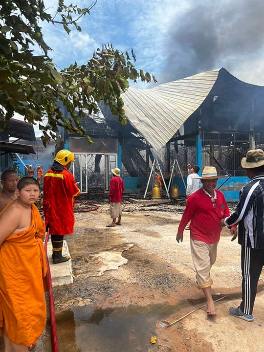(Clip) Alarming! Fire breaks out at Wat Han Toei, Prathai District, Korat — temple pavilion, monks' quarters, and kitchen, 3 buildings, destroyed; losses exceed 2.5 million baht