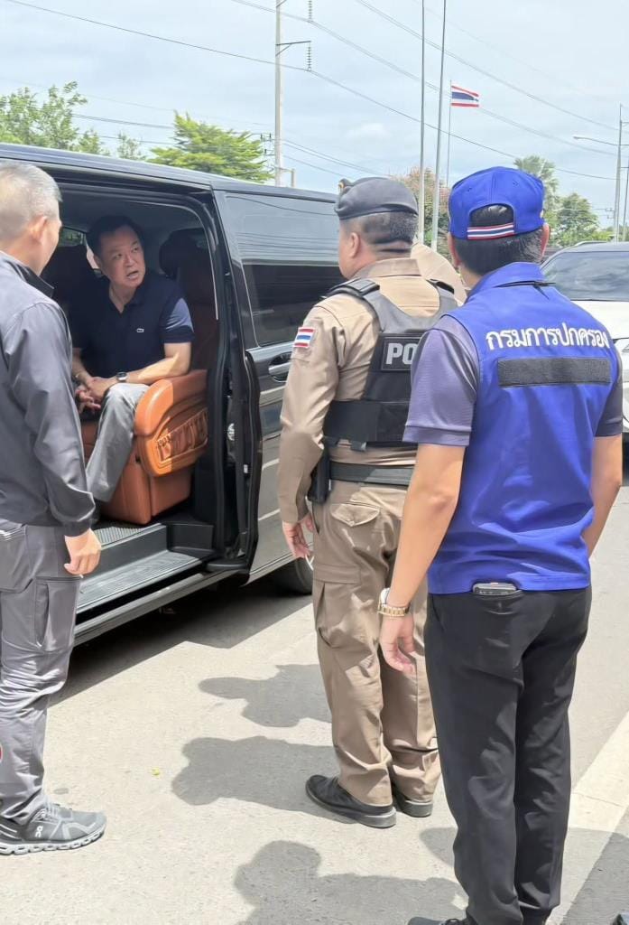 "Anutin" Has His Car Searched by Police While Making Unannounced Stop to Inspect Checkpoint in Buriram — Officers Say Nothing Found in PM's Car, but Regular Checkpoints Turning Up "Only Drugs"