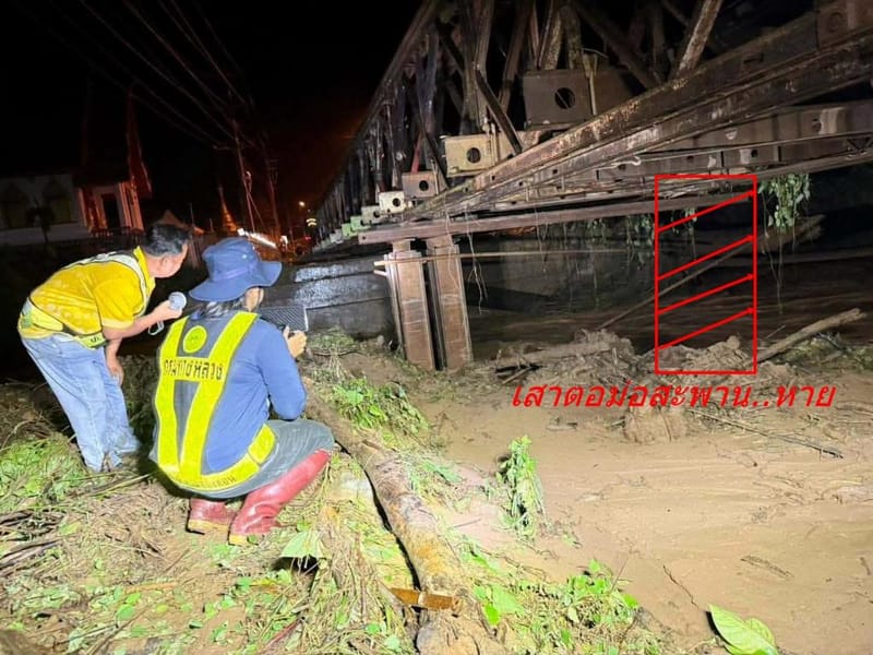 (Clip) Highway 108 in chaos! Heavy rain triggers flash floods, eroding Bailey bridge abutments — bridge piers disappear — route between Mae Hong Son, Mae Sariang, and Hot must be closed