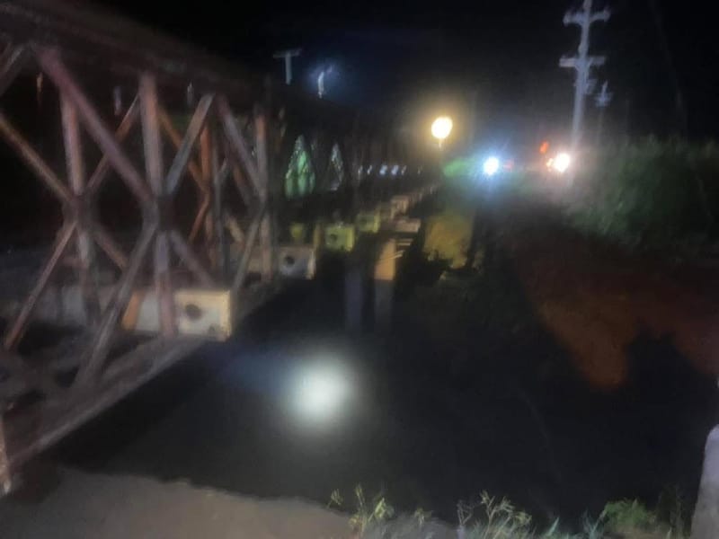 (Clip) Highway 108 in chaos! Heavy rain triggers flash floods, eroding Bailey bridge abutments — bridge piers disappear — route between Mae Hong Son, Mae Sariang, and Hot must be closed
