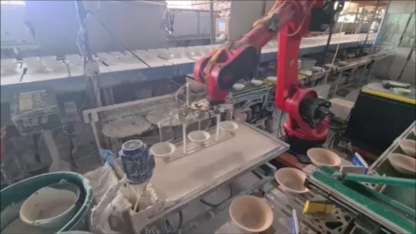 Chinese goods flood the market, Lampang ceramics in crisis: over half of factories shut down, major players turn to robots to cut labour