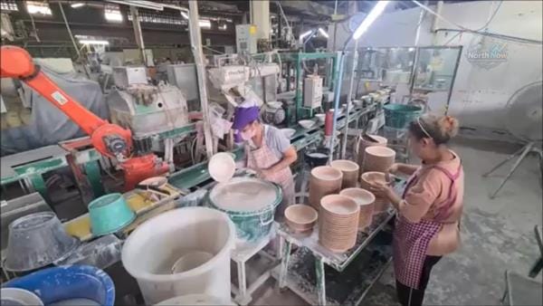 Chinese goods flood the market, Lampang ceramics in crisis: over half of factories shut down, major players turn to robots to cut labour
