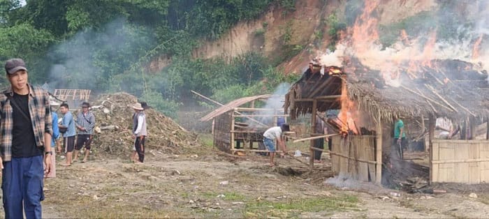 Villagers Reach Their Limit! They Mob and Capture Kachin Soldiers, Burn Toll Checkpoint on Muse–Namkham Road in Northern Shan State