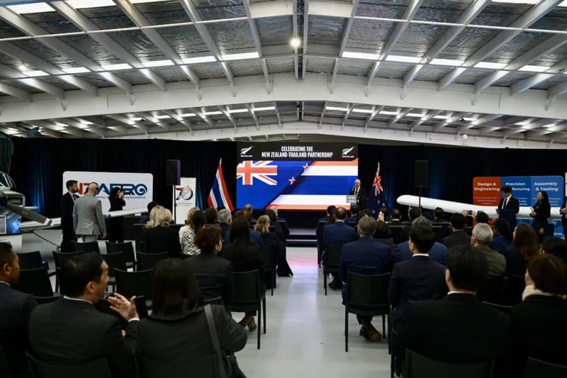 Luxon Personally Escorts Anutin on Tour of NZAero, Building on Thai-New Zealand Aviation Partnership