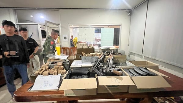 Thrilling Chase! Marine Police and Navy Pursue Speedboat Smuggling War Weapons from Neighboring Country — 2 AK-47s and Over 21,000 Rounds of Ammunition Seized